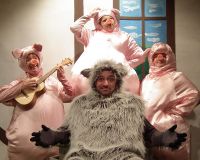 „Die drei kleinen Schweinchen“ feiern als Weihnachtsmärchen Premiere im Theater am Tremser Teich