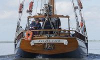 Segel setzen zur Fahrt mit einer klassischen Schooneryacht